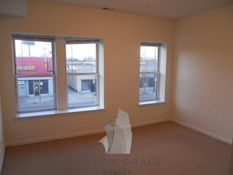 Building Photo - 4217 W Irving Park Rd