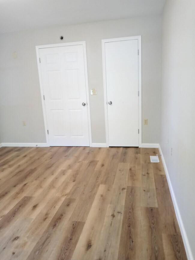 Building Photo - 728 1/2 SW Cambridge Ave