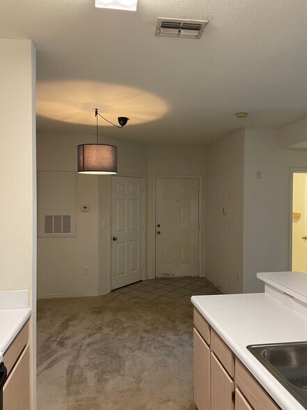 Building Photo - 5455 Vineland Rd