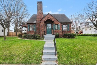 Building Photo - 2327 Chestnut St