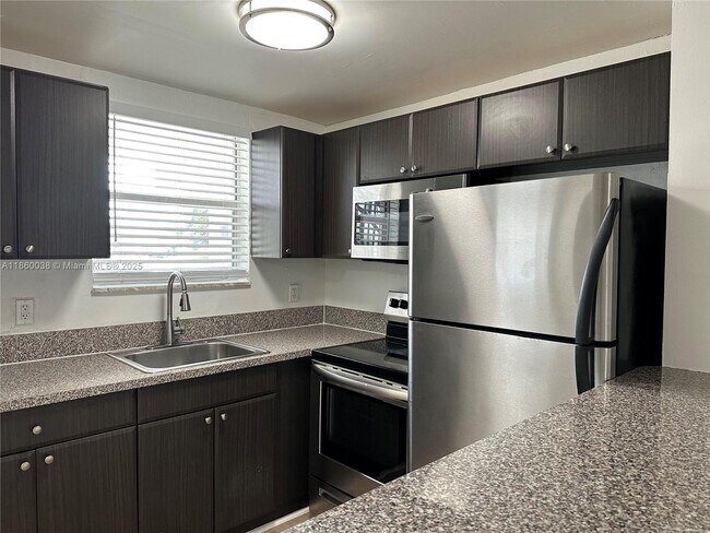 Building Photo - 5661 SW 36th Ct