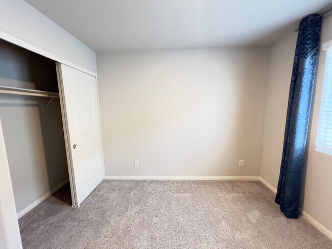 Building Photo - 4 bedroom, 2.5 bathroom home located in North West, Las Vegas