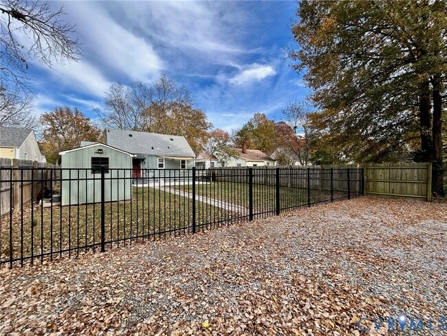 Building Photo - 910 Forest View Dr