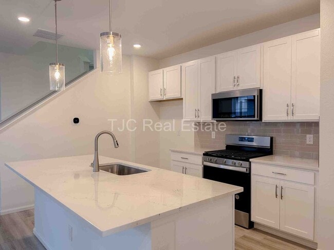 Building Photo - 6278 N Nepal Ct