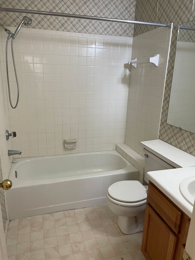 Building Photo - 2 bedroom 2 full bath loft condo, washer and dryer included
