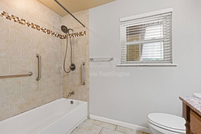 Building Photo - 8806 Fox Hollow Dr