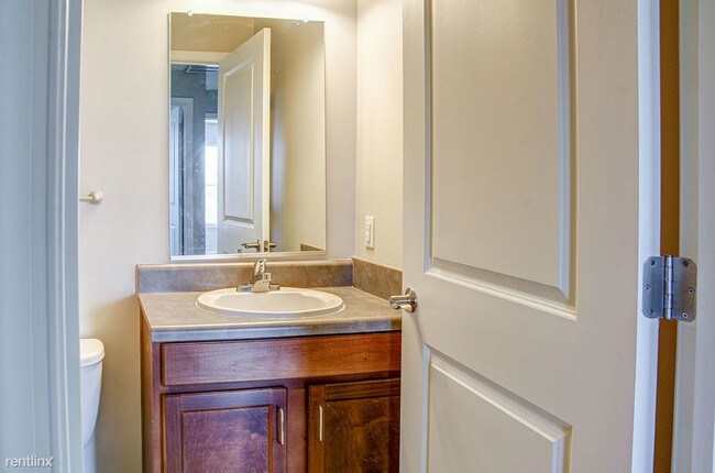 Building Photo - 3 br, 1 bath Apartment - Brennan Pointe II