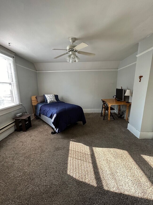 Building Photo - 308 N 11th St