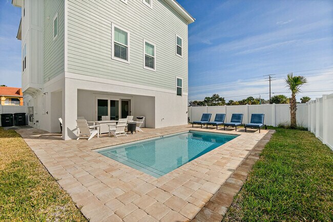 Building Photo - 105 8th St