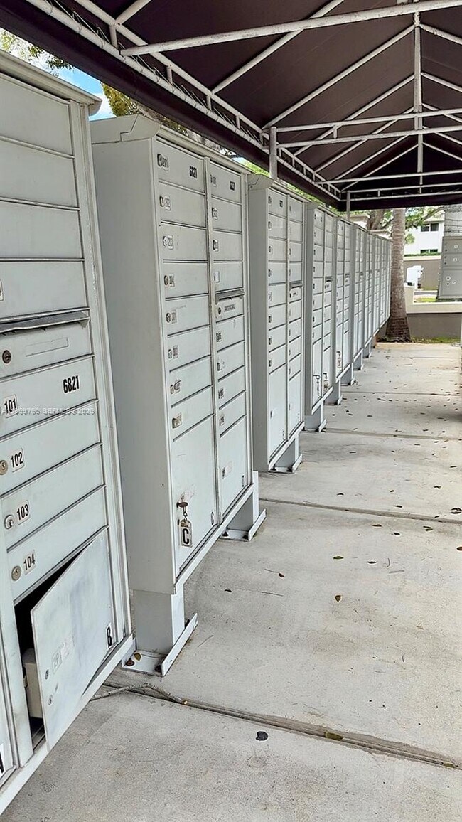 Building Photo - 6831 SW 44th St