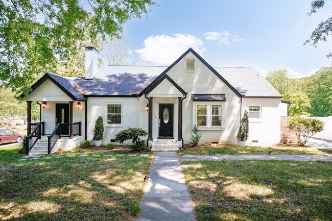 Building Photo - Sheek Updated Home With Pool!