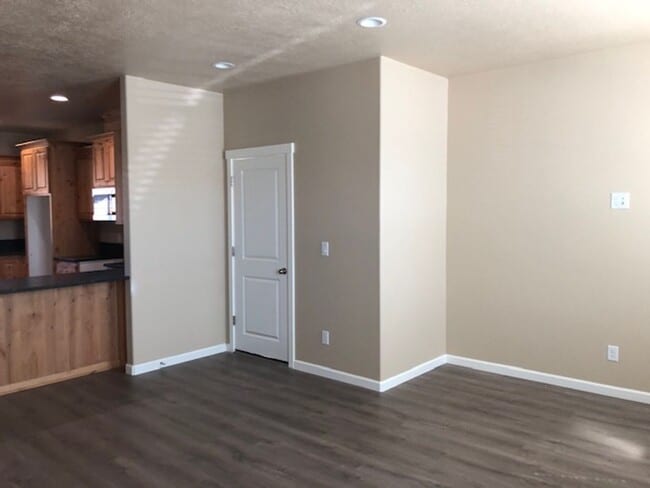 Building Photo - On cul de sac