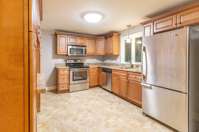 Building Photo - 3 Bedroom, 2 Bathroom home with Finished B...