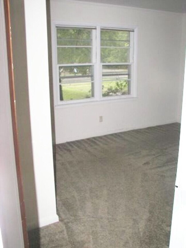 Building Photo - 3 bedroom 2 bath home