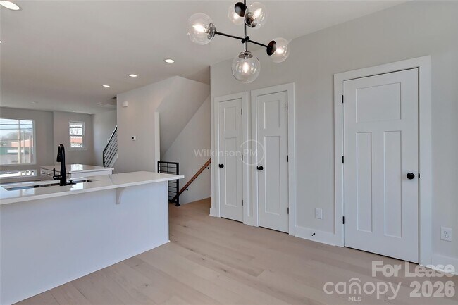 Building Photo - 2204 Northend Dr