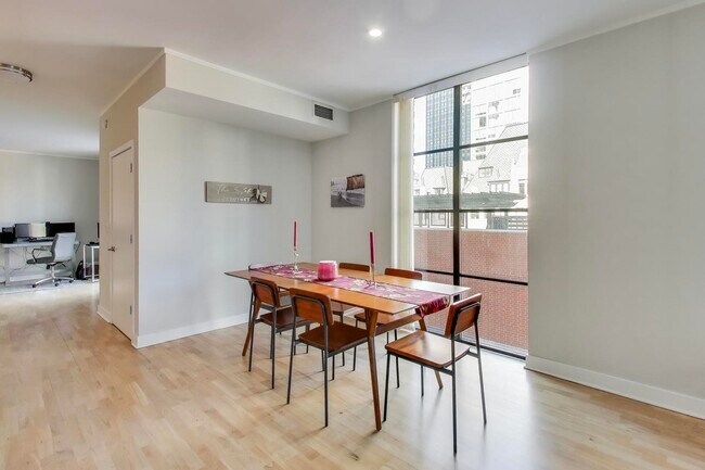 Building Photo - 744 N Clark St