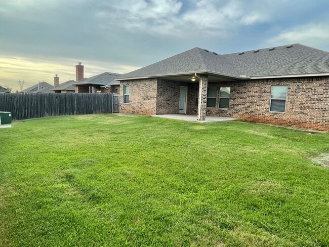 Building Photo - 4 Bed, 2 Bath with Neighborhood Pool and D...