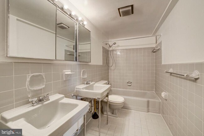 Building Photo - 4201 Cathedral Ave NW