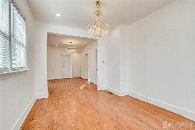 Building Photo - 385 Pierson Ave