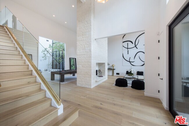 Building Photo - 1378 N Doheny Dr