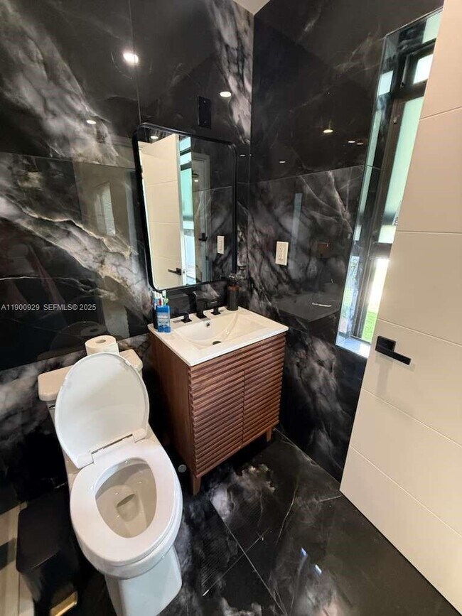 Building Photo - 2227 Roosevelt St