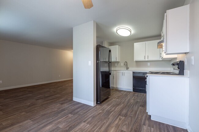 Building Photo - Spacious One Bedroom in Forest Setting! One Month Free!