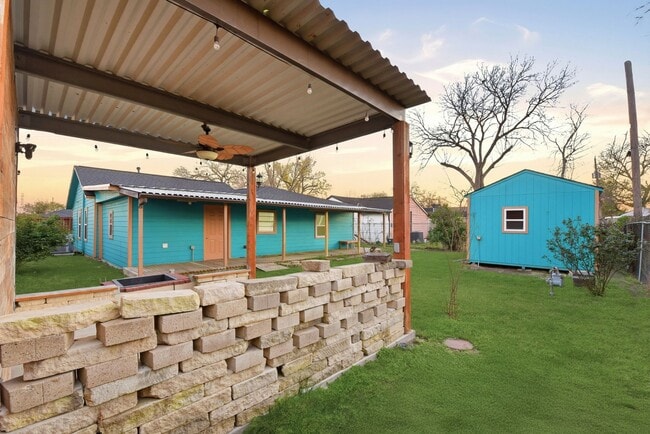 Building Photo - 506 Ogilvie St