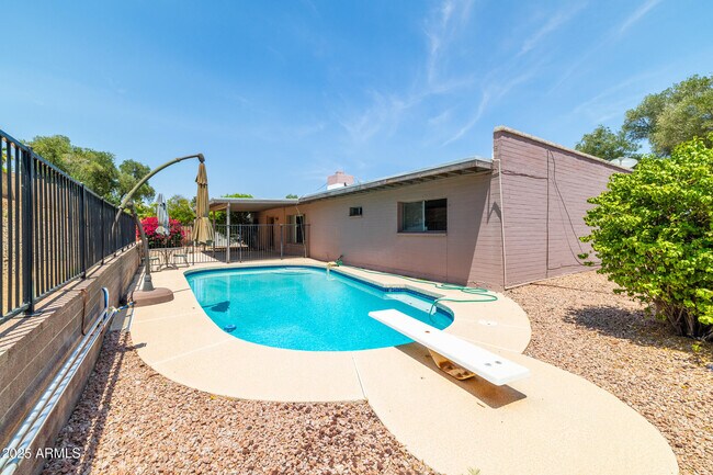 Building Photo - 2847 E Acoma Dr