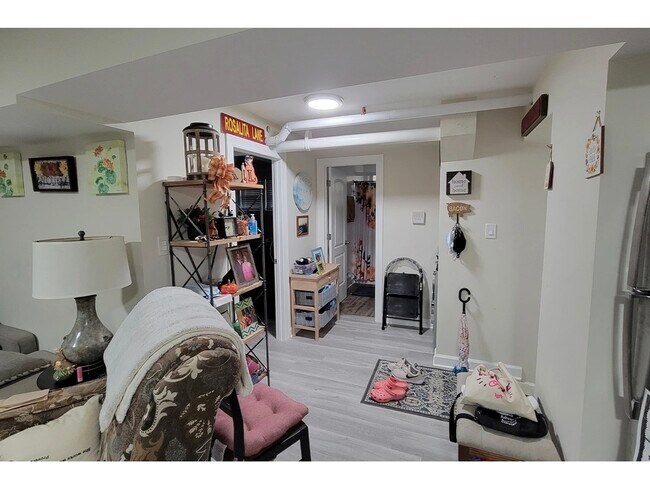 Building Photo - 732 W Roscoe St