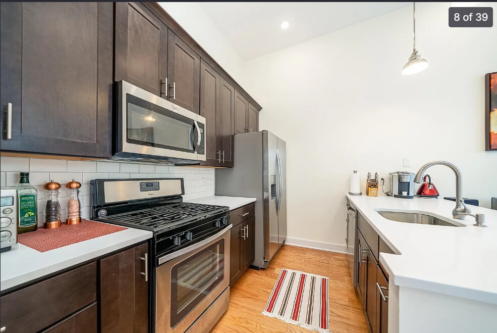 Building Photo - 209 Hutton St