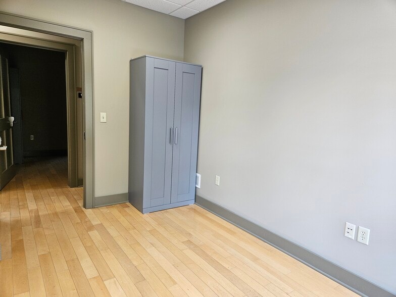 Room 102 - bedroom - 206 N Charles St