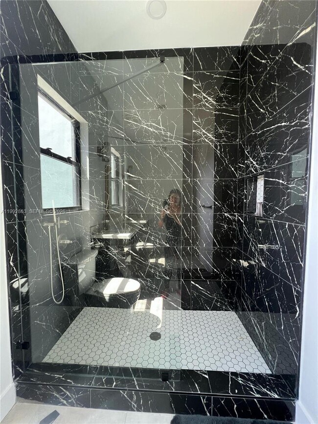 Building Photo - 2342 McKinley St