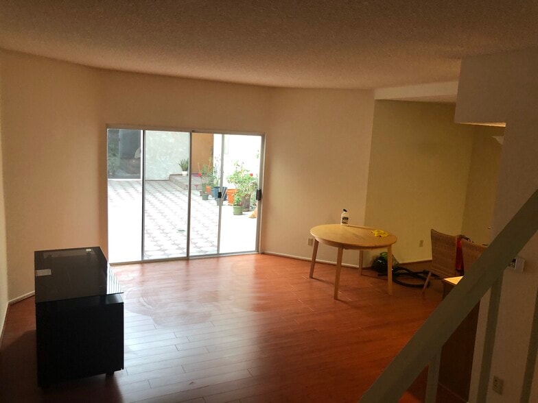 Building Photo - 1540 Centinela Ave