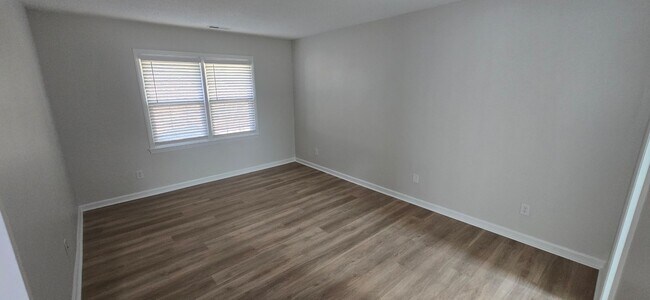 Building Photo - Great clean one level condo convenient to ...