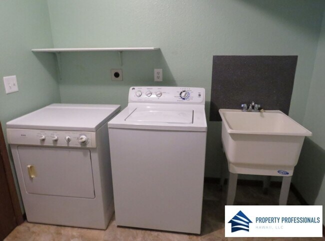 Building Photo - Well kept 3 bdrm in Ainaloa!