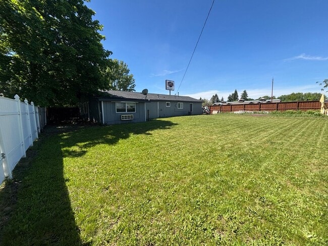 Building Photo - Charming 3-Bed Home in Hayden Lake — Spacious Lot & Attached Garage!