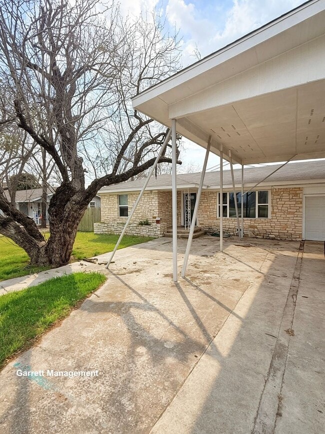 Building Photo - Spacious 5 Bedroom, 3 bath