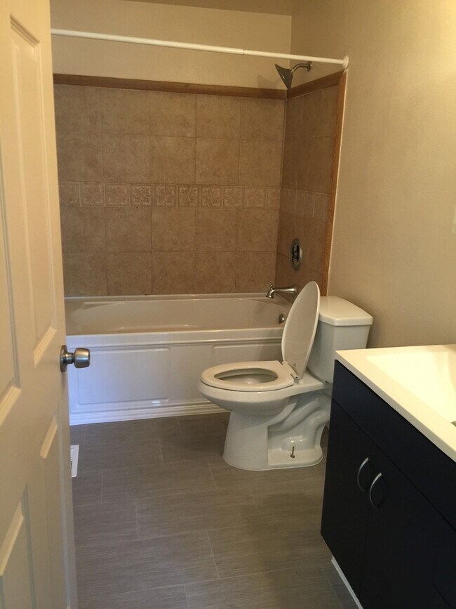 Building Photo - 4 Bed 2 Bath House on large Lot w/Fenced Backyard - Pets Possible