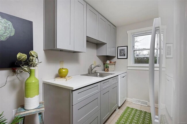 Building Photo - Charming 3-Bedroom Oasis with Expansive Yard and Driveway!
