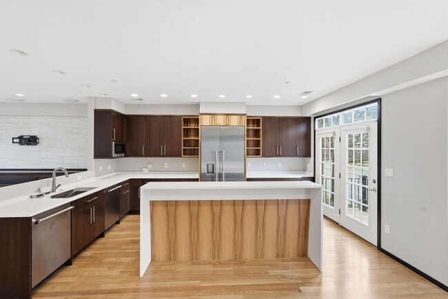 Building Photo - This exceptional West Market location is just steps from Reston Town Center, offering convenient ...