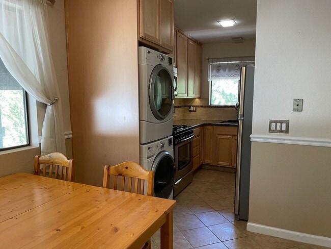 Building Photo - 2 bedroom condo with carport, pool and hot tub access