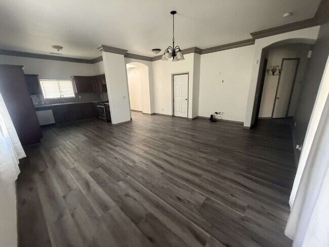 Building Photo - Beautiful 3 Bedroom, 2 Bathroom Home with Open Floor Plan & Spacious Backyard