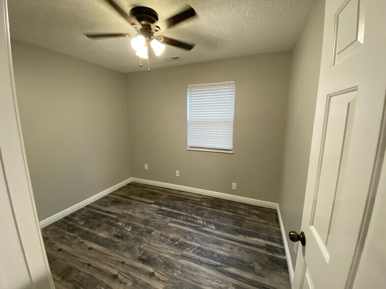 Building Photo - 9057 W Swan Cir