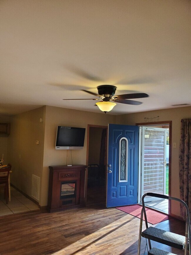 Building Photo - 3 Bed 1 Bath, Washer Dryer Hookup , Fenced in yard $1300 , $2800 to move in