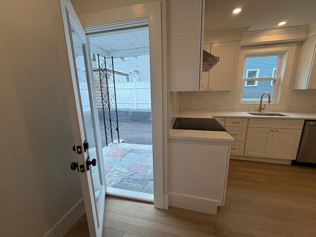 Building Photo - 7 Bennett St