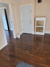 Building Photo - 3rd FL apt with private entrance, off St. parking available, heat included