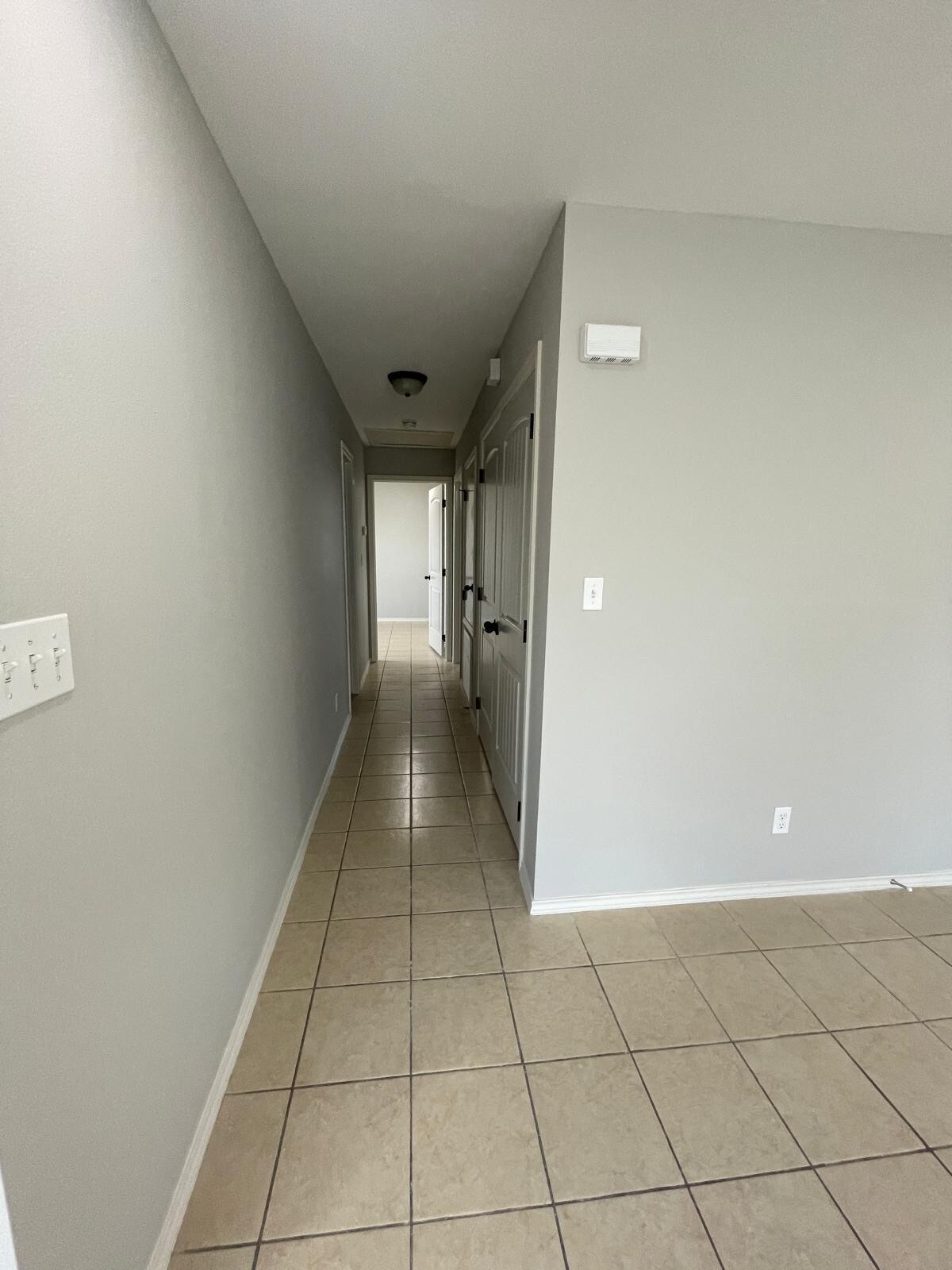 Building Photo - 406 E 3rd St