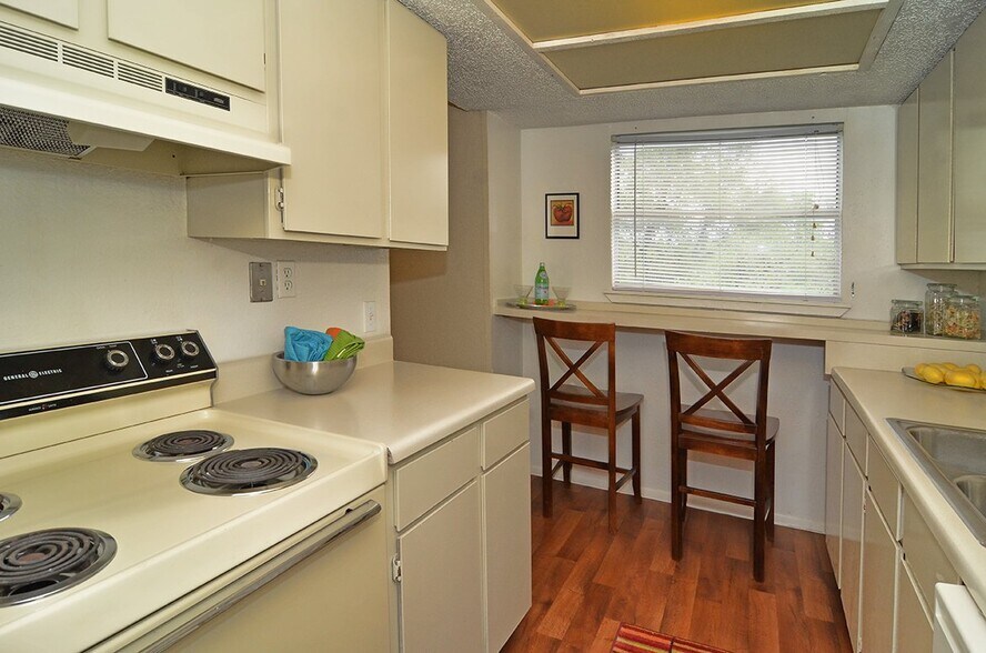 Building Photo - 7630 Wood Hollow Dr