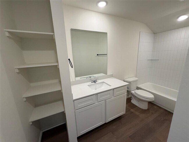 Building Photo - 301 Aaran Way
