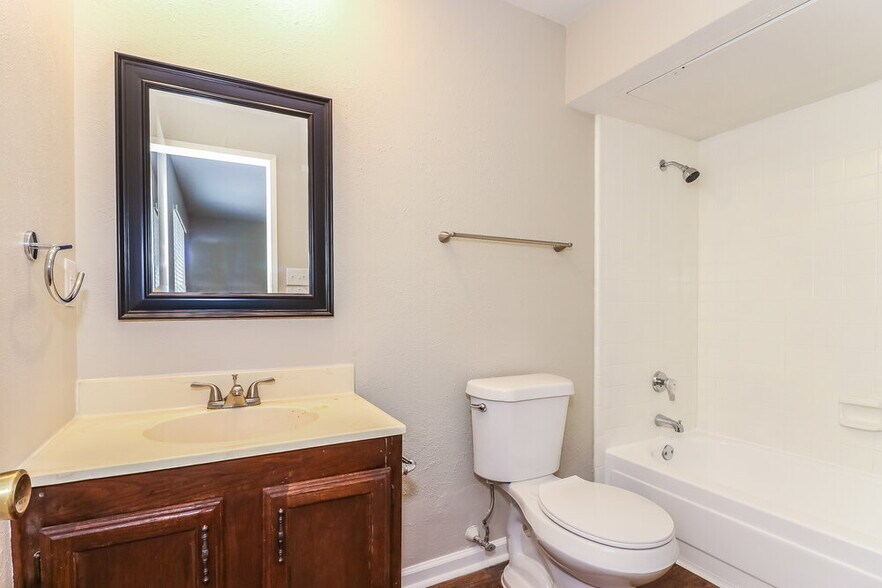 Building Photo - 3805 Bee Tree Ln